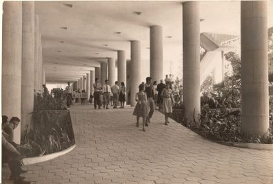 Alunos e professores nos pilotis do Edifício Cardeal Leme. c. 1960. Fotógrafo desconhecido. Acervo da Vice-Reitoria de Desenvolvimento. Alunos e professores nos pilotis do Edifício Cardeal Leme. c. 1960. Fotógrafo desconhecido. Acervo da Vice-Reitoria de Desenvolvimento.