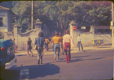 Entrada pela rua Marquês de São Vicente. c. 1975. Fotógrafo desconhecido. Acervo da Reitoria. Entrada pela rua Marquês de São Vicente. c. 1975. Fotógrafo desconhecido. Acervo da Reitoria.