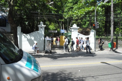 Entrada pela rua Marquês de São Vicente. 2012. Fotógrafo Antônio Albuquerque. Acervo do Núcleo de Memória. Entrada pela rua Marquês de São Vicente. 2012. Fotógrafo Antônio Albuquerque. Acervo do Núcleo de Memória.