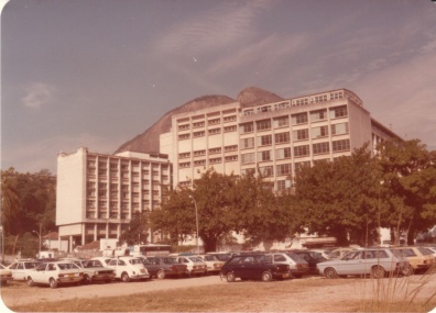 Vista a partir do estacionamento para o Edifício Cardeal Leme e a Ala Frings do Edifício da Amizade. 1985. Fotógrafo Antônio Albuquerque. Acervo da Vice-Reitoria de Desenvolvimento. Vista a partir do estacionamento para o Edifício Cardeal Leme e a Ala Frings do Edifício da Amizade. 1985. Fotógrafo Antônio Albuquerque. Acervo da Vice-Reitoria de Desenvolvimento.