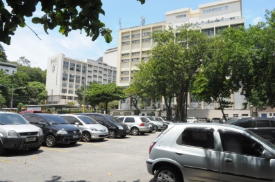 Vista a partir do estacionamento para o Edifício Cardeal Leme e a Ala Frings do Edifício da Amizade. 2012. Fotógrafo Antônio Albuquerque. Acervo do Núcleo de Memória. Vista a partir do estacionamento para o Edifício Cardeal Leme e a Ala Frings do Edifício da Amizade. 2012. Fotógrafo Antônio Albuquerque. Acervo do Núcleo de Memória.
