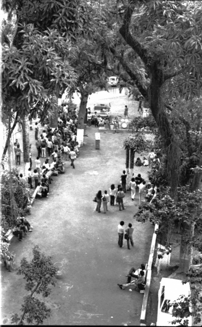 Alunos participam de sarau no estacionamento em frente à Ala Kennedy. 1979. Fotógrafo Alfredo Jefferson. Acervo do prof. Alfredo Jefferson. Alunos participam de sarau no estacionamento em frente à Ala Kennedy. 1979. Fotógrafo Alfredo Jefferson. Acervo do prof. Alfredo Jefferson.
