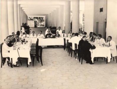 Almoço do Dia do Reitor nos pilotis do Edifício Cardeal Leme, Bloco B. c. 1970. Fotógrafo desconhecido. Acervo da Vice-Reitoria de Desenvolvimento. Almoço do Dia do Reitor nos pilotis do Edifício Cardeal Leme, Bloco B. c. 1970. Fotógrafo desconhecido. Acervo da Vice-Reitoria de Desenvolvimento.