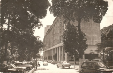 Vista do Edifício Cardeal Leme a partir de um ponto próximo ao RDC. 1980. Fotógrafo Antônio Albuquerque. Acervo do Núcleo de Memória. Vista do Edifício Cardeal Leme a partir de um ponto próximo ao RDC. 1980. Fotógrafo Antônio Albuquerque. Acervo do Núcleo de Memória.