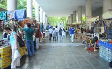 Estandes nos pilotis do Edifício da Amizade. Fotógrafo Bruno Pereti. Acervo do Projeto Comunicar.
