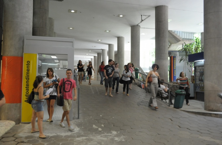 Alunos e professores nos pilotis do Edifício Cardeal Leme. 2012. Fotógrafo Antônio Albuquerque. Acervo do Núcleo de Memória. Alunos e professores nos pilotis do Edifício Cardeal Leme. 2012. Fotógrafo Antônio Albuquerque. Acervo do Núcleo de Memória.