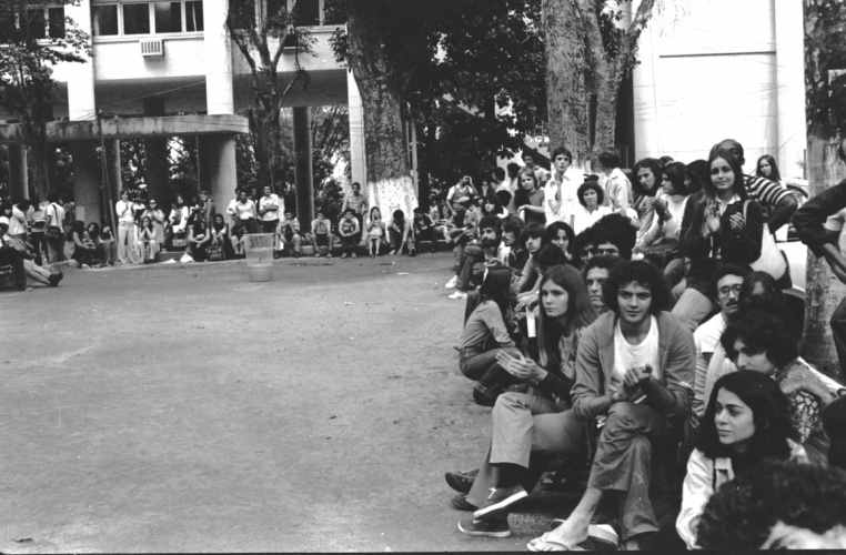 Alunos participam de sarau na Praça da Alegria, atrás da Ala Kennedy. 1979. Fotógrafo Alfredo Jefferson. Acervo do prof. Alfredo Jefferson. Alunos participam de sarau na Praça da Alegria, atrás da Ala Kennedy. 1979. Fotógrafo Alfredo Jefferson. Acervo do prof. Alfredo Jefferson.