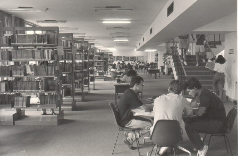 Salão principal da Biblioteca Central. 1989. Fotógrafo Aníbal Mesquita. Acervo da Vice-Reitoria de Desenvolvimento.