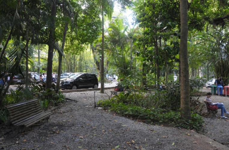 Bosque entre a Igreja do Sagrado Coração de Jesus, a Cátedra UNESCO de Leitura e o Edifício da Amizade. 2013. Fotógrafo Antônio Albuquerque. Acervo do Núcleo de Memória. Bosque entre a Igreja do Sagrado Coração de Jesus, a Cátedra UNESCO de Leitura e o Edifício da Amizade. 2013. Fotógrafo Antônio Albuquerque. Acervo do Núcleo de Memória.
