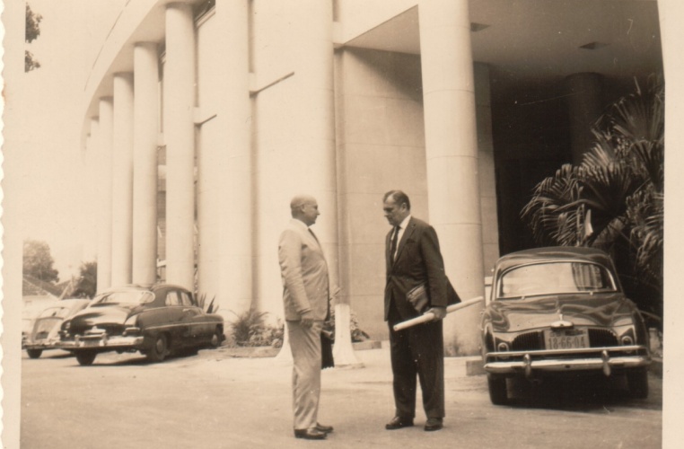 Edifício Cardeal Leme com carros estacionados em frente ao Bloco C. c. 1965. Fotógrafo desconhecido. Acervo da Vice-Reitoria de Desenvolvimento. Edifício Cardeal Leme com carros estacionados em frente ao Bloco C. c. 1965. Fotógrafo desconhecido. Acervo da Vice-Reitoria de Desenvolvimento.