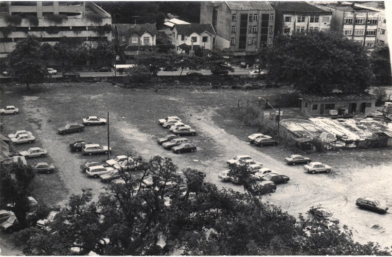Vista do estacionamento principal e da rua Marques de São Vicente. 1985 Fotógrafa Cintia Moraes. Acervo Comunicar. Vista do estacionamento principal e da rua Marques de São Vicente. 1985 Fotógrafa Cintia Moraes. Acervo Comunicar.