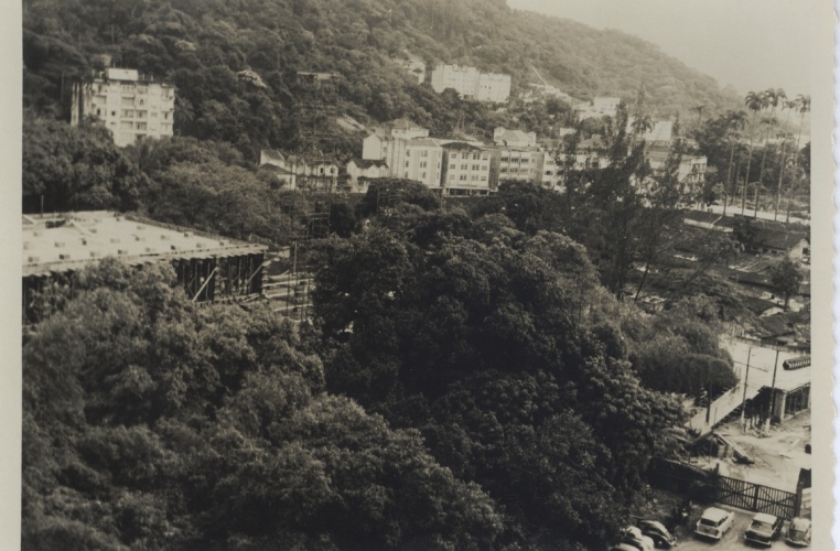 Construção do Edifício da Amizade e ao fundo, do lado direito, o Parque Proletário da Gávea. Vista a partir do Edifício Cardeal Leme. 1964. Fotógrafo desconhecido. Acervo do Núcleo de Memória. Construção do Edifício da Amizade e ao fundo, do lado direito, o Parque Proletário da Gávea. Vista a partir do Edifício Cardeal Leme. 1964. Fotógrafo desconhecido. Acervo do Núcleo de Memória.