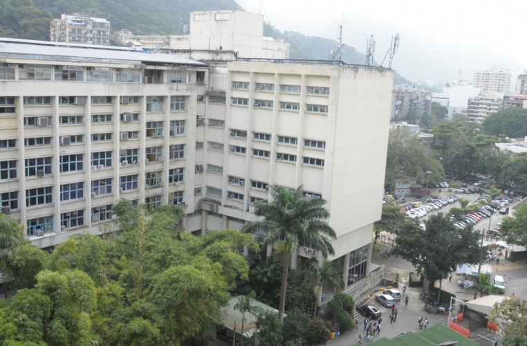 O Edifício da Amizade e ao fundo, do lado direito, o estacionamento principal do campus da Gávea. Vista a partir do Edifício Cardeal Leme. 2013. Fotógrafo Antônio Albuquerque. Acervo do Núcleo de Memória. O Edifício da Amizade e ao fundo, do lado direito, o estacionamento principal do campus da Gávea. Vista a partir do Edifício Cardeal Leme. 2013. Fotógrafo Antônio Albuquerque. Acervo do Núcleo de Memória.