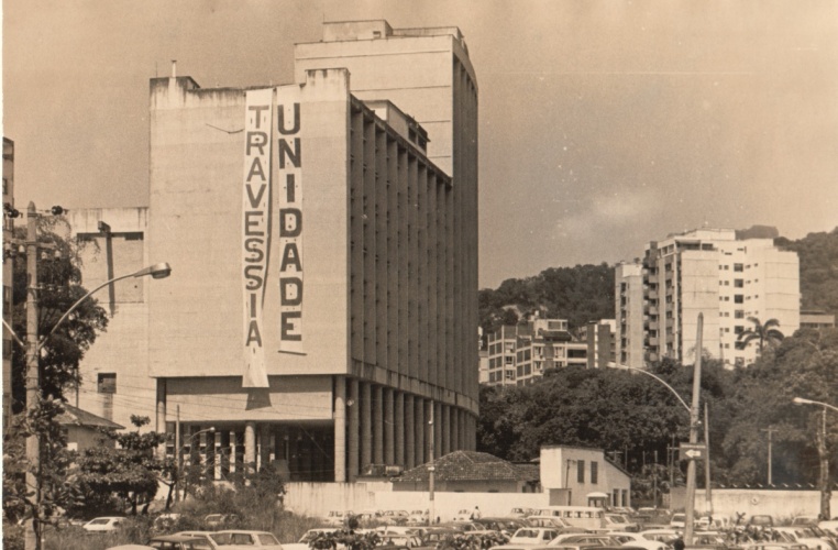 Edifício Cardeal Leme com faixas das duas chapas concorrentes à diretoria da UNE. 1979. Fotógrafo Alfredo Jefferson. Acervo do prof. Alfredo Jefferson. Edifício Cardeal Leme com faixas das duas chapas concorrentes à diretoria da UNE. 1979. Fotógrafo Alfredo Jefferson. Acervo do prof. Alfredo Jefferson.