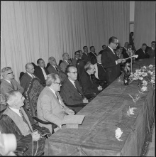 O presidente Juscelino Kubitscheck, tendo ao lado o Cardeal Dom Helder Camara, no antigo ginásio esportivo. Arquivo Nacional/Agência Nacional.