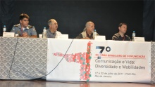 Uma das mesas de discussão do evento. Presentes o coronel da PM Robson Rodrigues da Silva, o prof. Miguel Serpa Pereira, o pe. José Fernandes S.J. e o jornalista Marcelo Canellas. Fotógrafo Antônio Albuquerque. Acervo do Núcleo de Memória.