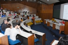 Apresentação da profa. Apparecida Mamede, no auditório do RDC. Fotógrafo Antônio Albuquerque.