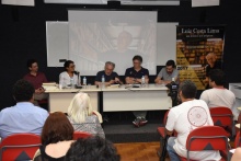 O Prof. Luiz Costa Lima dirige-se à plateia. Fotógrafo Antônio Albuquerque.