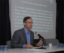 Pe. Alain Thomasset S.J. no Auditório Padre Anchieta. Fotógrafo Antônio Albuquerque. Acervo do Núcleo de Memória.