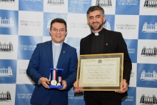 O presidente da FPLF, pe. Roberto Dias S.J., e o Reitor da PUC-Rio, pe. Anderson Pedroso S.J. Fotógrafo Antônio Albuquerque.