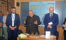 O Reitor pe. Anderson S.J., Dom Orani e Silvonei Protz. Foto de divulgação.