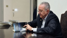 O Reitor Pe. Josafá S.J. deu autógrafos na Sala do Conselho Universitário. Fotógrafa Amanda Dutra. Acervo Comunicar.