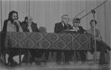 Dom Paulo fala ao microfone, no palco do Antigo Ginásio. À sua direita o Reitor Pe. Mac Dowell S.J. Fotógrafo Antônio Albuquerque. 