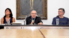 A Profa. Maria Elisa Noronha de Sá, o Reitor Pe. Josafá Carlos de Siqueira S.J. e o ex-diretor do Departamento, Prof. Marcelo Jasmin. Fotógrafa Gabriela Azevedo. Acervo Comunicar.