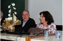 O Reitor Pe. Josafá Carlos de Siqueira S.J. e a Profa. Ana Waleska. Fotógrafo Antônio Albuquerque. Acervo Núcleo de Memória.