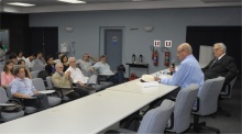Palestra do Prof. Luiz Werneck Vianna (SOC) e do deputado federal Miro Teixeira (PDT-RJ), no Auditório Padre Anchieta. Fotógrafo Antônio Albuquerque. Acervo do Núcleo de Memória.