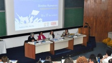Mesa com o Prof. José Maria Gomez (JUR), a Profa. Maria Elena Rodriguez (IRI) e Lucia Xavier (ONG Criola), no auditório do RDC. Fotógrafa Gabriela Azevedo. Acervo Comunicar.