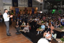 O Reitor pe. Anderson S.J. dando início à confraternização. Fotógrafo Antônio Albuquerque.