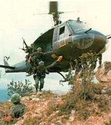 Helicóptero norteamericano desembarca tropas no Vietnã do Norte. Helicóptero norteamericano desembarca tropas no Vietnã do Norte.