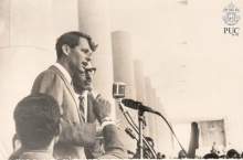 Robert Kennedy discursa na inauguração do busto de John Kennedy nos pilotis da Ala Kennedy. Robert Kennedy discursa na inauguração do busto de John Kennedy nos pilotis da Ala Kennedy.
