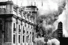 O Palácio de La Moneda durante o golpe militar. O Palácio de La Moneda durante o golpe militar.