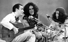 João Gilberto influenciou gerações. Aqui, ao lado de Caetano e Gal, em 1971, na TV Tupi. Fonte: facebook de João Gilberto.