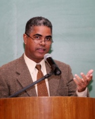 Reinaldo da Silva Guimarães durante sua defesa de tese, no auditório do RDC. Fotógrafo Felipe Fittipaldi. Acervo Projeto Comunicar.