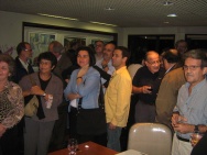 Os professores Inês Kayon de Miller, Liliana Cabral Bastos, Lúcia Pacheco de Oliveira, Antonio Edmilson, Sidnei Paciornik, Reitor Pe. Jesús Hortal, Luis Roberto Cunha e o fotógrafo Antônio Albuquerque, veem a exibição das fotos.