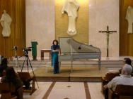 A cravista Rosana Lanzelotte, na estrutura montada em frente ao altar para o concerto.