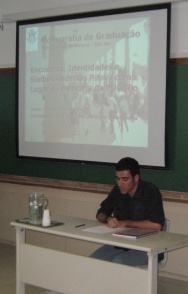 Eduardo Gonçalves apresenta sua monografia, na sala F502.