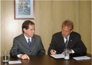 O ministro da Ciência e Tecnologia, Professor Sérgio Rezende e o novo Presidente do CNPq, Professor Carlos Alberto Aragão de Carvalho Filho, na cerimônia de posse. Fonte: site do CNPq.