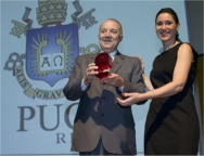 O Reitor Pe. Josafá recebe o prêmio por melhor universidade privada na área de Ciências Exatas e Informática. Fotógrafa Marina Piedade. Site guiadoestudante.abril.com.br.