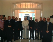 Encontro do Papa Francisco com os Jesuítas da PUC-Rio durante a Jornada Mundial da Juventude 2013. 26/07/2013. Fotógrafo desconhecido. Acervo particular do Pe. Francisco Ivern S.J.