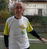 Padre Benkö com camisa da torcida brasileira, na casa jesuítica onde morava. Budapest - janeiro/2007