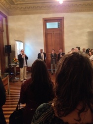 O Prof. Márcio Scalércio fala durante o lançamento do livro. Fotógrafo Eduardo Gonçalves. Acervo do Núcleo de Memória.
