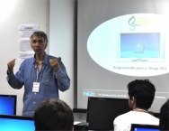 O Prof. Luiz Fernando Soares na atividade que mais gostava: compartilhar seu conhecimento. 2011. Fotógrafo Antônio Albuquerque. Acervo Núcleo de Memória.