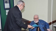 O Reitor Pe. Josafá S.J. entrega a homenagem ao Prof. Carlos Lucena. 27/10/2017. Fotógrafa Fernanda Maia. Acervo Comunicar.