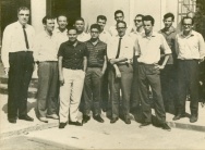 O professor Alberto Coimbra, ao centro de gravata, com alunos e professores da primeira turma de pós-graduação em Engenharia Química da Coppe. 05/1963. Fotógrafo desconhecido. Acervo Coppe/UFRJ.
