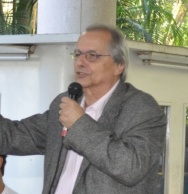 O Prof. Fernando Mac Dowell em debate nos pilotis da Ala Kennedy. 2011. Fotógrafo Antônio Albuquerque.