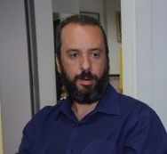 Prof. Alessandro Rocha, em entrevista ao PUC Urgente. 12/05/2018. Fotógrafa Fernanda Maia. Acervo Comunicar.